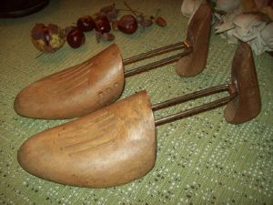 une paire d'anciens embauchoirs pour chaussures en bois