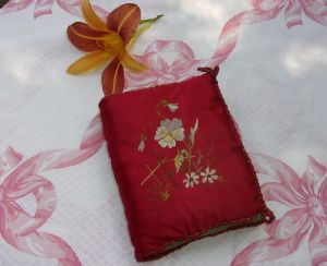 CHARMANTE POCHETTE ANCIENNE BRODEE POUR MOUCHOIRS