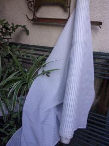 Fin tissu ancien , léger, blanc, avec petit motif tissé