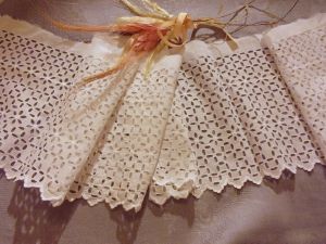 LARGE VOLANT ANCIEN BRODERIE ANGLAISE MAIN 