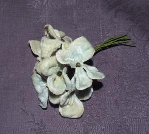 petit bouquet de fleurs anciennes , tons fanés , poupée, chapeau