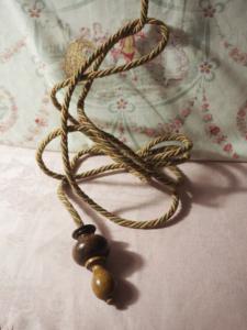 Un cordon de sonnette ancien , avec poire , rideaux , passementerie