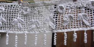 Rideau en dentelle ancienne ; crochet d'art , travail main , cantonnière, pampilles, 1,30 mètre