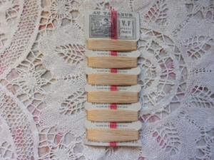 jolie carte de fil de soie ancienne marque " Au tailleur" soie véritable