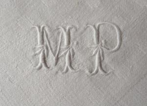 Monogramme ancien MP sur serviette