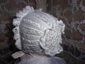 Joli bonnet ancien pour poupée, dentelles et broderies