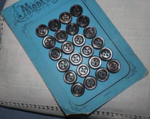 12 boutons anciens de nacre grise