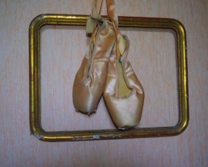 Une paire de chaussons de danse anciens , pour déco shabby ou romantique