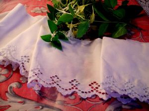  JOLIE BRODERIE ANGLAISE ANCIENNE  REALISEE A LA MAIN