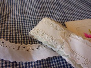 TRES FINE BRODERIE ANGLAISE ANCIENNE .. POUPEE
