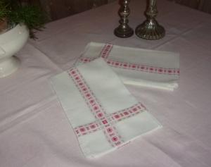  4 jolies serviettes anciennes + 1