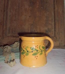 Un joli petit pichet ancien  poterie d'Alsace ou des Alpes ,pot à lait ou à eau