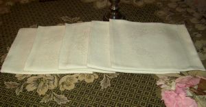 5 belles grandes serviettes anciennes ,en damassé., état neuf, 