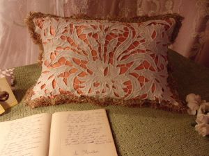  COUSSIN . BRODERIE ANCIENNE . TISSU SOYEUX