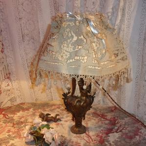 MAGNIFIQUE DESSUS DE LAMPE ANCIEN BRODE. CHASSE A COURRE