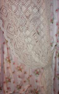 " GRAND BEAU PANNEAU ANCIEN filet brodé main . RIDEAU. NAPPE