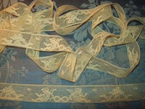 Rare et fine dentelle ancienne motifs d'angelots, anges , collection