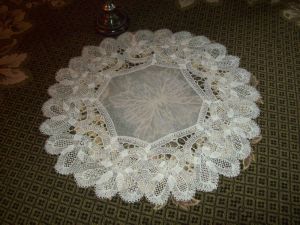  SUPERBE GRAND CENTRE DE TABLE ANCIEN . DENTELLE. MAIN. LACET