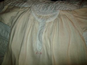   jolie chemise ancienne en chanvre et dentelle, 19 ème monogramme rouge