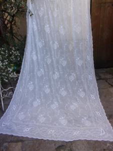 Grand rideau ancien brodé, broderie cornely