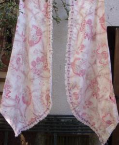 2 rideaux anciens, 19 ème , tissu ancien ,grandes fleurs d'indienne, coloris doux et shabby