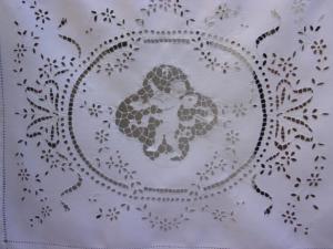 Joli petit rideau ancien ou napperon , motifs fleurs et ange , angelot