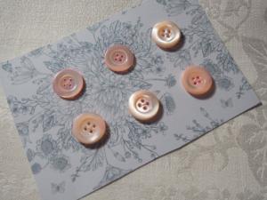 6 gros boutons anciens en nacre rose