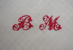 Monogramme ancien BM , point de croix rouge
