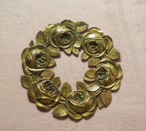 Elément ancien en bronze , couronne de roses