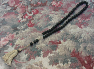 CHAPELET ANCIEN, perles noires, sorte de collier