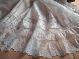 Grand volant ancien de jupon , en fine dentelle
