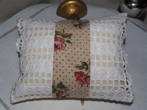 Charmant petit coussin porte-épingles, en tissu,  et broderies anciennes  , ou coussin de porte