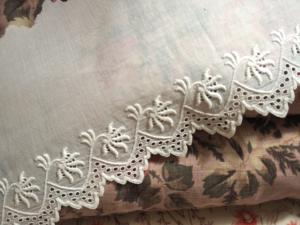 très fine broderie anglaise ancienne réalisée à la main