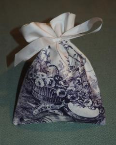 petite pochette en tissus anciens (toile de Jouy ) pour emballage cadeau, herbes , lavande , etc ...., doublée