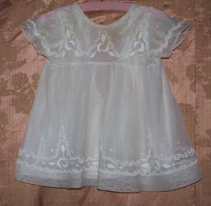 Jolie petite robe ancienne de bébé, brodée , poupée