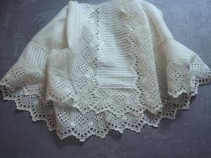 Beau volant ancien , broderie anglaise faite main