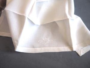 2 jolies et fines serviettes anciennes avec couronne