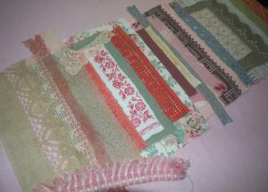 Lot de petits éléments anciens pour créations, scrapbooking, dentelles, tissus, galons