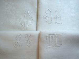lot de 4 monogrammes anciens sur serviettes en damassé
