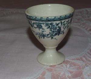 Très joli coquetier ancien 1900, faïence, fleurs et rubans, collection