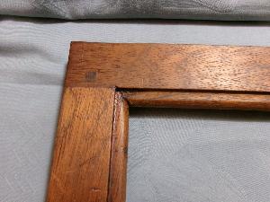 Un cadre ancien en bois chevillé