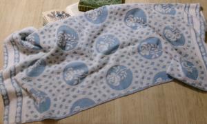 Grande et jolie serviette ancienne de toilette à motifs de roses