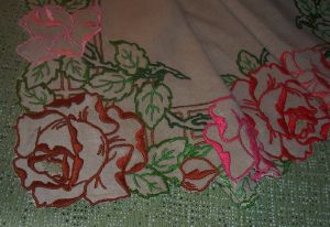 DESSUS DE MEUBLE ANCIEN CANTONNIERE. BRODERIE DE ROSES
