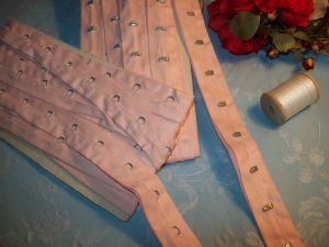 Un ruban ancien d'agrafes, vêtements, corsets