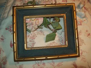   joli cadre ancien   en bois doré et peinture verte d'origine