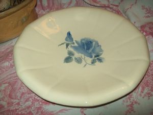  Un grand plat ancien rond , coupe,Faience Digoin/Sarreguemines. rose bleue