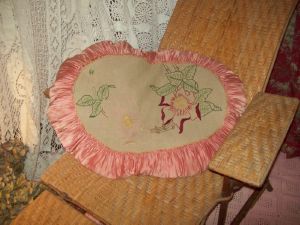  Un gros coussin ancien art-déco, très shabby. années 20; rose; fleurs