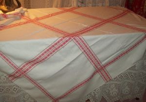 BELLE NAPPE ANCIENNE . LARGES LITEAUX ROUGES