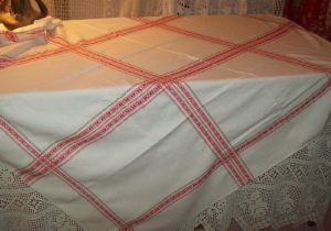 BELLE NAPPE ANCIENNE . LARGES LITEAUX ROUGES , nappe carrée , 150 x 150 cms