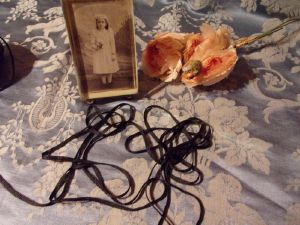 Une fine tresse ancienne noire soyeuse, 5 mètres